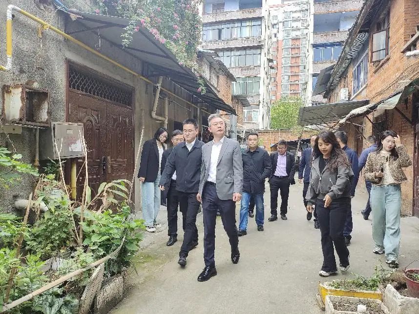 德陽市委常委、組織部部長周鴻調(diào)研督導(dǎo)紅雨村七組城市更新項(xiàng)目推進(jìn)工作